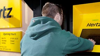 Fler hyr bil via Hertz självbetjäningskiosker