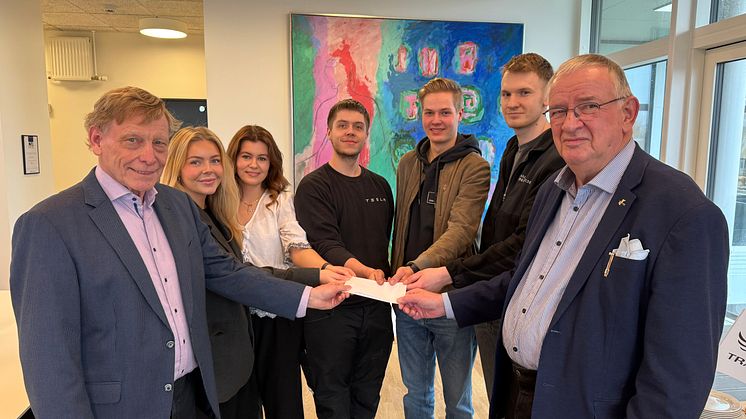Fem af de syv elever, der skal til DM i Skills, er flankeret af formand Erik Lundorff (tv.) og næstformand Karsten Skjødt-Jakobsen (th.) i Randers Håndværker-og Industriforening, der har støttet elevernes deltagelse gennem midler fra Varelotteriet.