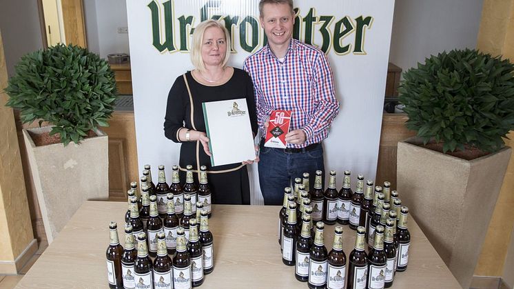 Geschäftsführerin der academixer Dörte Waurick und Betriebsleiter der Krostitzer Brauerei Sascha Marre feiern das Jubiläum