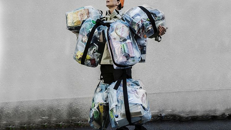 Träffa Sop-Sune  som bär en genomsnittlig göteborgares månatliga förpackningar - 15 kg - på Engångsfritt kulturkalas 14-19 augusti. Foto: Johanna Montell