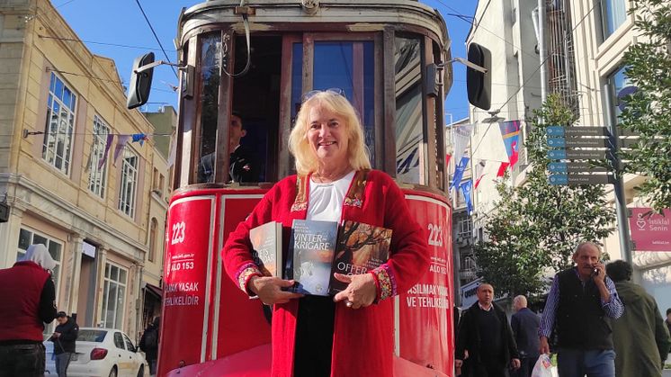 Agneta Arnesson Westerdahl framför spårvagnen