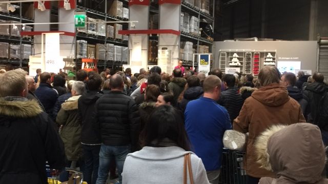 Totalt fanns nästan 150 personer på plats på Ta-själv-lagret på IKEA Furuset för att anmäla intresse för de totalt 27 bostäderna som ska byggas i Kløfta