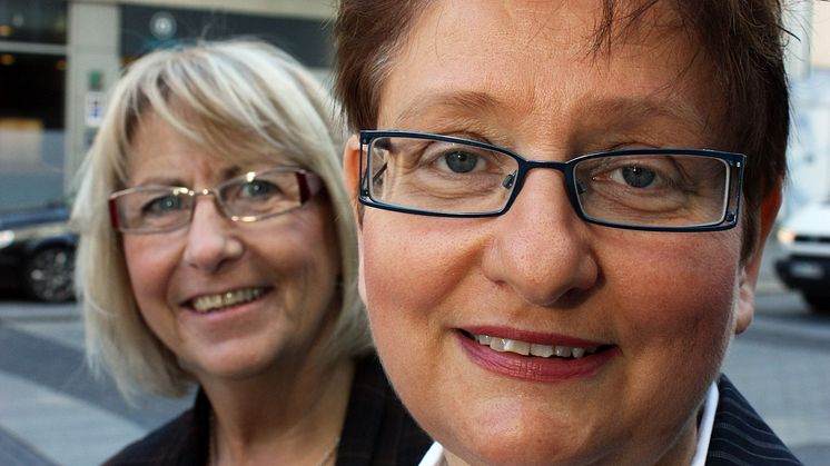 Aina Johnsson, med dr och kurator, får BROs utmärkelse 2010 med Maud Svensson 