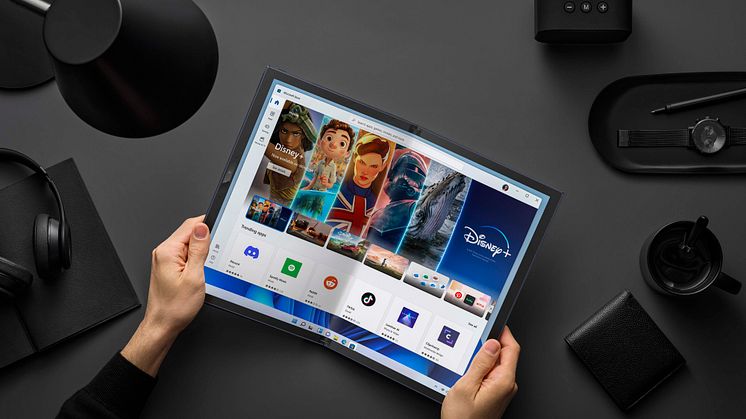 Zenbook 17 Fold OLED_UX9702_Scenario photo_Reader mode