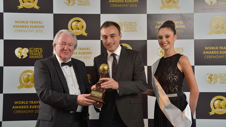 Norwegian's Communications Manager, Alfons Claver (in the middle), accepts the award 