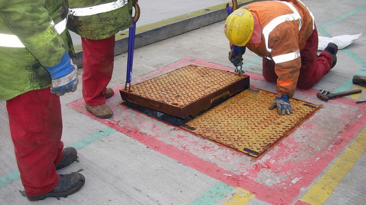 Heavy metal trench cover requiring a crane to remove
