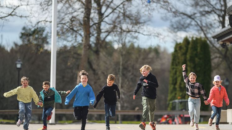 Barn på skolgård lekar utomhus