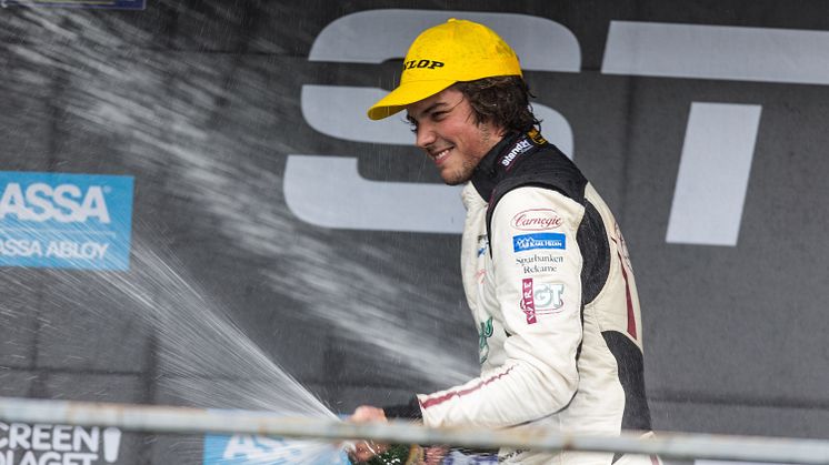 Full pott för Henric Skoog i Renault Clio Cup