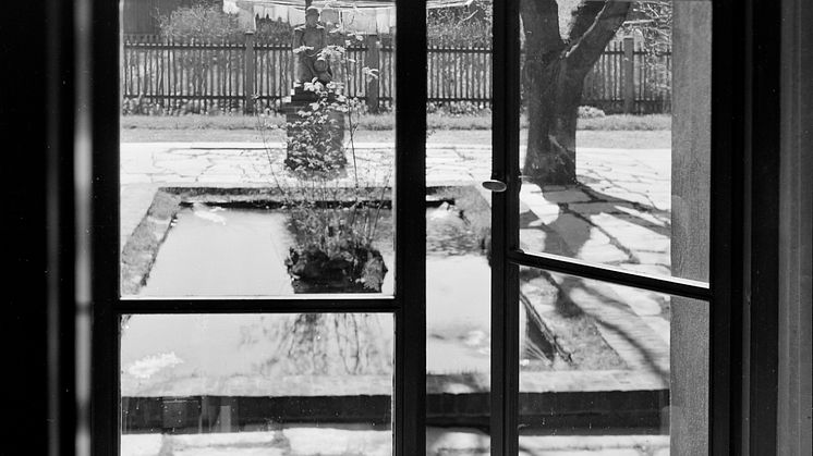 Kunstnerduoen Hertling & Andreassen inviterer publikum til å oppleve museumsbygget, historien og kunsten med et nytt blikk. Trondhjems kunstforening - hagen, 1946. Foto: Schrøder / Sverresborg Trøndelag Folkemuseum.