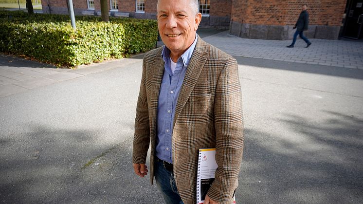 Som utredare av vålds- och sexualbrott blev polisen Kent Madsen intresserad av de inblandades psykiska välbefinnande. Detta ledde så småningom till doktorandtjänst och nu doktorstitel.  – Är det mig du letar efter? Jag tyckte att jag hörde någon som 