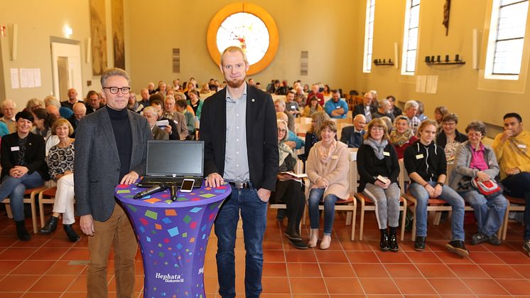 Thementag: Pfarrer Maik Dietrich-Gibhardt und Diakon Björn Keding (von links) bei der Begrüßung in der Hephata-Kirche.