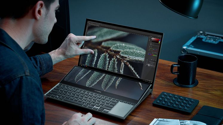 ZenBook Pro Duo 15 OLED_UX582_Scenario photo_02.jpg