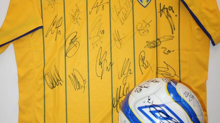 Signerad fotboll och matchtröja på auktion för Ukrainas barn