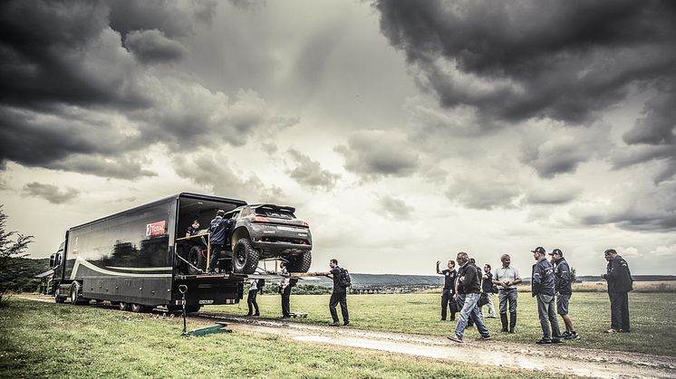 Tohjulstræk og 800 Nm i Peugeots Dakar racer