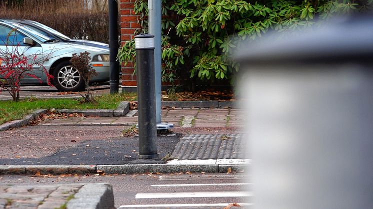 Bilden föreställer en pollare vid övergångsställe.