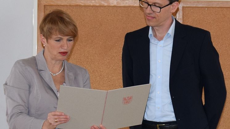 Brandenburgs Wissenschaftsministerin Dr. Martina Münch überreichte die Ernennungsurkunde. 