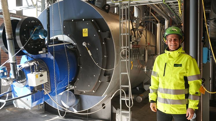 Miljöingenjör Carl Berndtsson vid pelletsångpannan