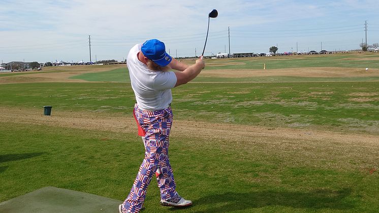 Amerikansk longdriveprofil testar WatchitGolfs utrustning under PGA Merchandise Show i Orlando, USA.