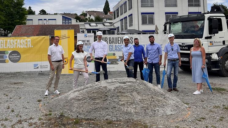 Von links nach rechts: Stefan Tebbe, GF von Artemis; mit Spaten: Chrysiida Angelopoulou, Viktor Kostic, Ralf Zimmermann. Von rechts nach links: Laura Heinz und Kai Hölscher (beide DG) mit Kollegen von Artemis.