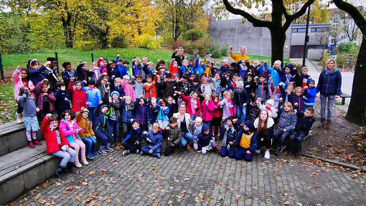 Übergabe der Barmenia-Blinkis an der Grundschule Ferdinand-Lassalle-Straße