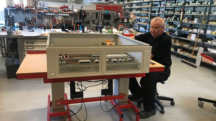Montering af kompakttavle AX ved Kristian Jensen, HNC Group Montageafdeling