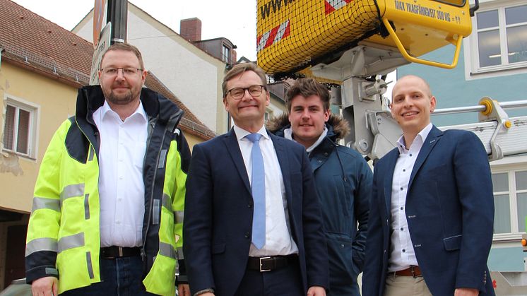 Bürgermeister Herbert Lichtinger (o.l.) und Vorstandsvorsitzender Reimund Gotzel (2. v.l.)  bei der Einweihung der 200 000. LED-Straßenleuchte.