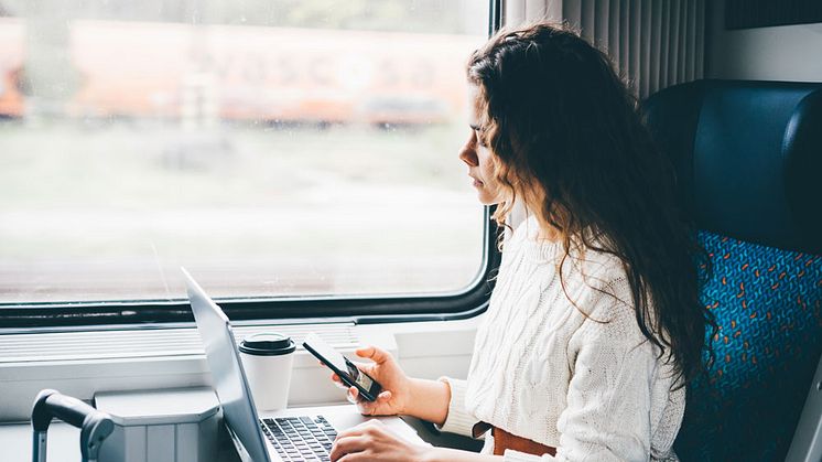 5G möjliggör att användare kan koppla upp sig mot många applikationer överallt. Den kapacitet som man tidigare bara haft tillgång till via ett fast nätverk på jobbet eller hemma, får man åtkomst till var man än befinner sig med 5G.