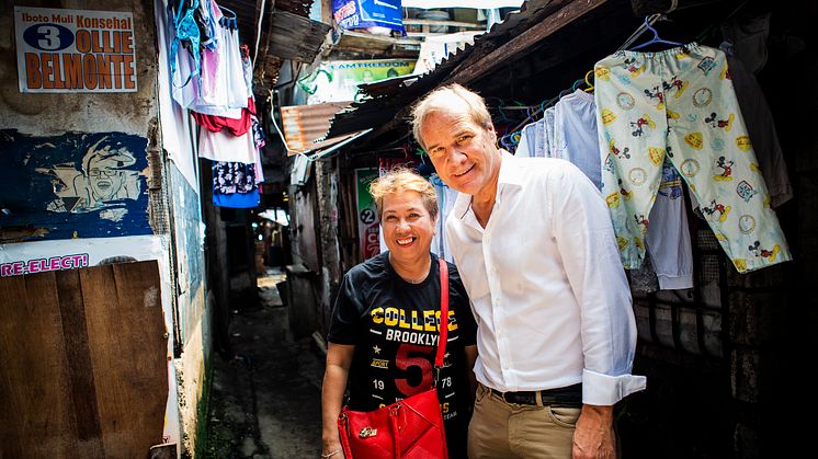 Josefina Montoya från ett av Manillas slumdistrikt tillsammans med Anders Lago, ordförande för HSB. Foto: Marcus Lundstedt