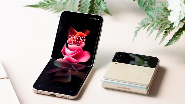 02_01_B2_Product_02_galaxyzflip3_5g_cream_H.jpg