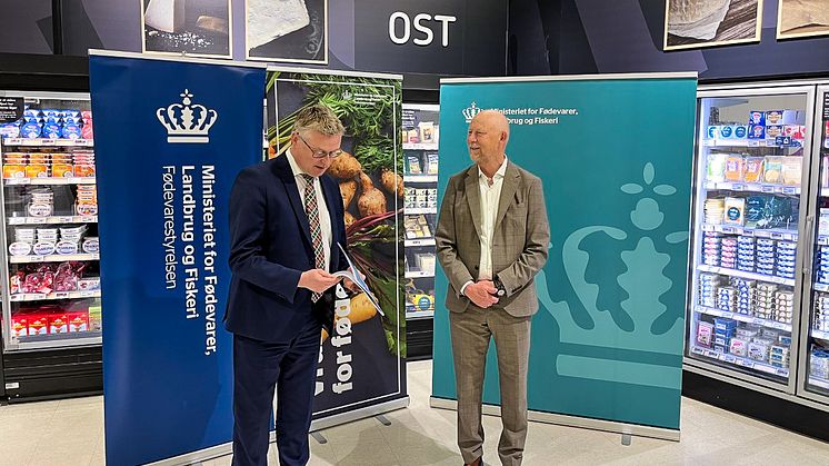 Innovations- og udviklingsdirektør i Fødevarestyrelsen og formand for arbejdsgruppen Per Preisler Christiansen overrækker Fødevareminister Jacob Jensen arbejdsgruppens anbefalinger om et dansk klimamærke. Foto: MLDK