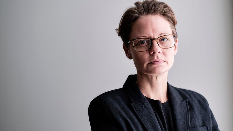 Det ställs höga krav på dagens poliser: "Det krävs kunskaper om det omgivande samhället. Att man kan möta och förstå olika grupper och anpassa sina metoder därefter", säger polisutbildningens föreståndare Caroline Mellgren.