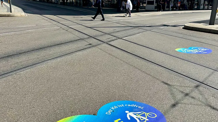 Sicher unterwegs am Königsplatz: Mit Bodenaufklebern sensibilisieren die swa Radfahrende für die Gefahren im Gleisbereich.