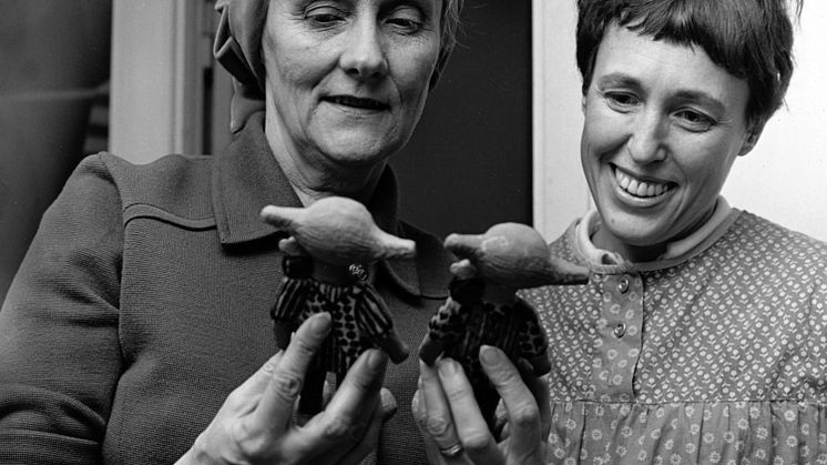 Astrid Lindgren och Lisa Larson i Keramikstudion, Gustavsberg. Foto: Hilding Engströmer, Gustavsbergssamlingen/Nationalmuseum