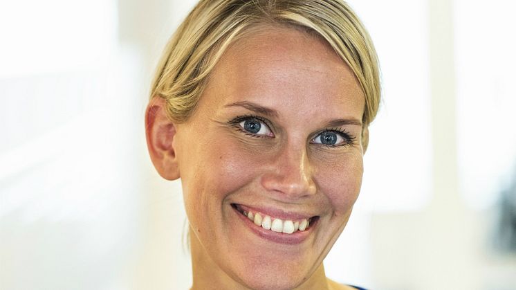 Karolina Brick, miljöchef på Riksbyggen, deltar vid överlämningen.