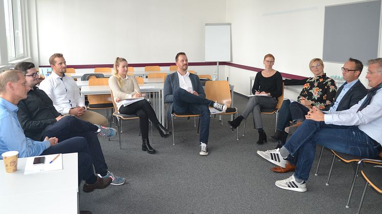 Beim Management-Gespräch (v.li.): Thomas Willmann, Christopher Schertz, Manuel Reinmuth, Josephine Krebs, Michael Herrmann, Philipp Mohr, Kati Schmitt-Stuhlträger, Birgit Schuster, Frank Besemer, Bernd Pompetzki. Foto: Franz Motzko
