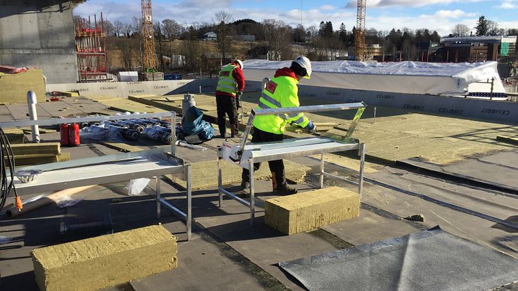 Byggpartner AS bruker ROCKWOOL takisolasjon på sitt aller største  takprosjekt noensinne.