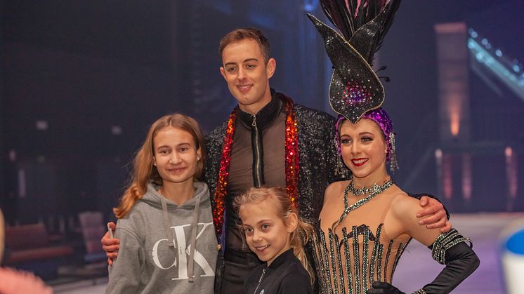 ACADEMY Talent Leony Hinz mit HOLIDAY ON ICE Skatern bei den finalen SHOWTIME Proben in Antwerpen