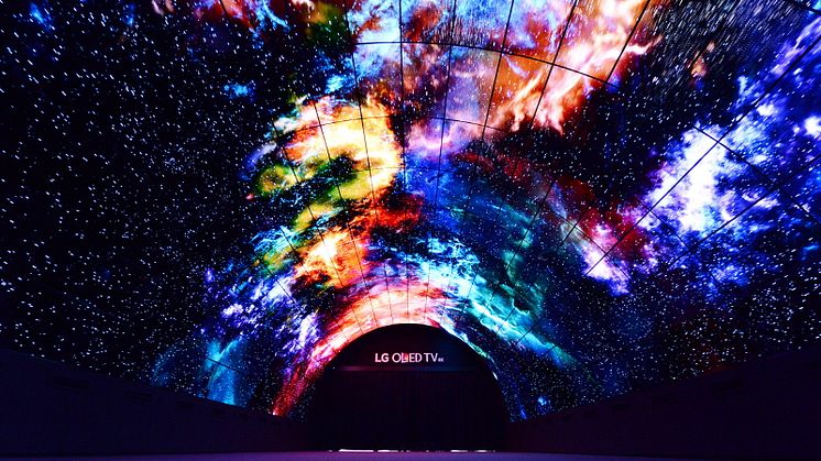 Besøkende på IFA 2016 ønskes velkommen til verdens største OLED-tunnel med 450 millioner fargesprakende bildepunkter 
