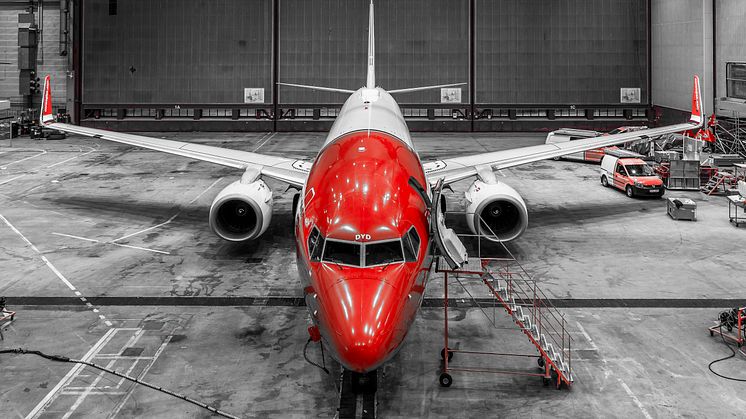 Norwegian 737-800 in hangar