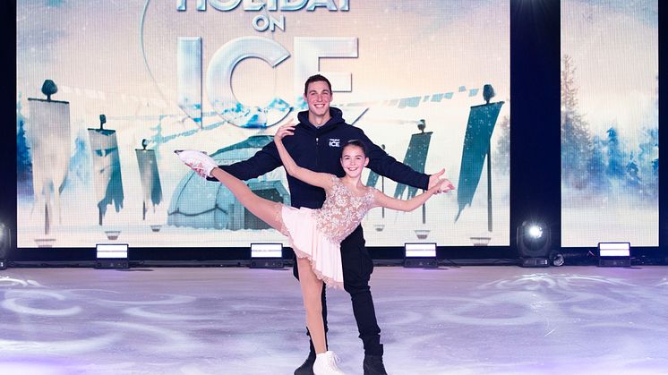 Hamburger Nachwuchstalent Carolina Raabe mit HOLIDAY ON ICE ACADEMY Coach Bruno Massot