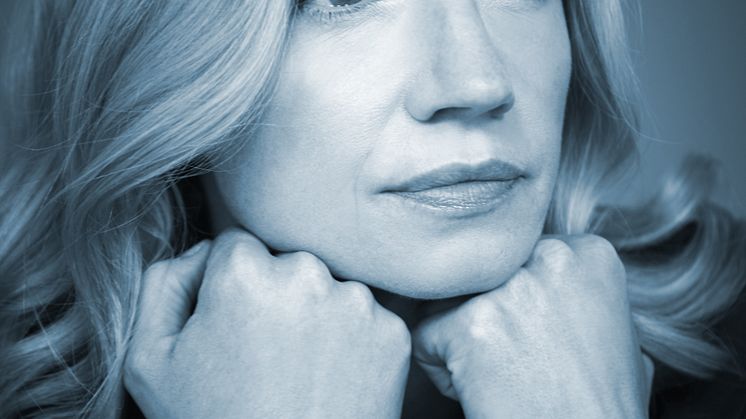 Cecilia Frode är aktuell med föreställningen Från det blå skåpet