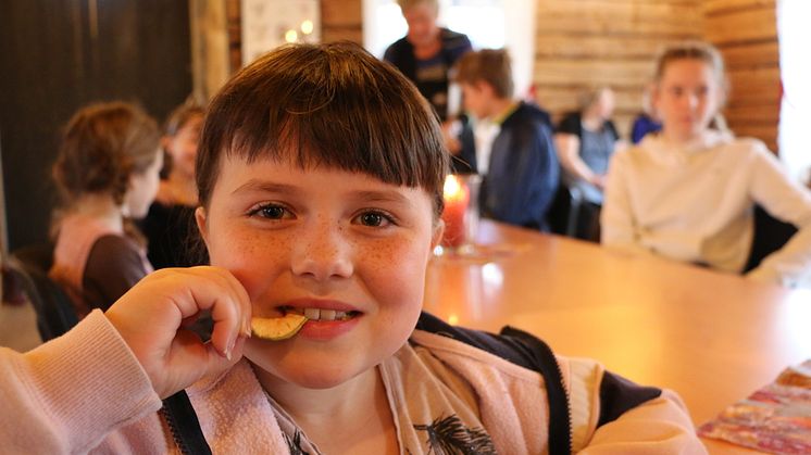 Marit Kleven (9) synes tørka epler smaker godt, og gleder seg til å lage sine egne.