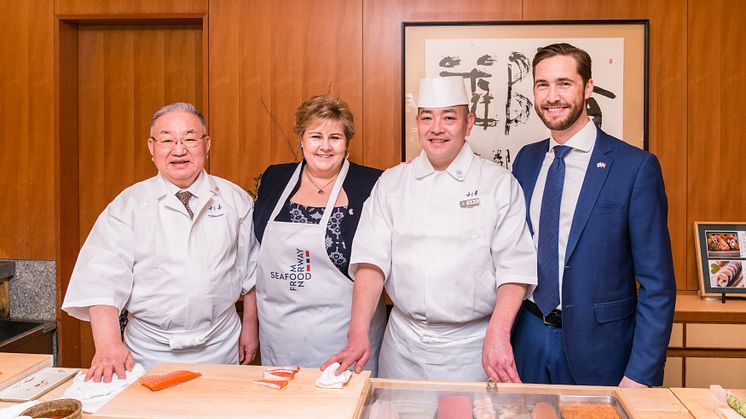 Statsminister Erna Solberg lager laksesushi i Japan