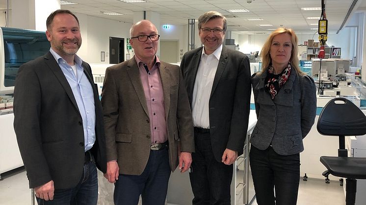 vl: Dr. med. Matthias Stamm (ÄL Zytologie), Prof. Bernd Eiben (Leiter Pränatal-Diagnostik), Dirk Heidenblut (MdB), Dr. med. Ruth Fischer-Bieniek (Standortleiterin)