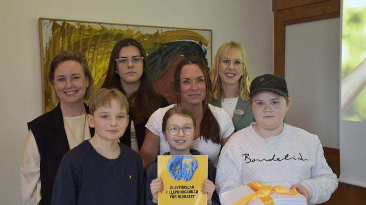 Maria Kjällström, skoldirektör, Linda Larsson (S) kommunstyrelsens ordförande, Klara Perhamre, miljöstrateg och eleverna Liam Målerud Sundler, Cassandra Torin, Emil Forsberg och Siri Pergel..