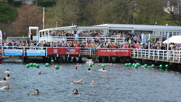 Aktuelle Wassertemperatur: 5°C! Gemeinsam ist es nur noch halb so kalt