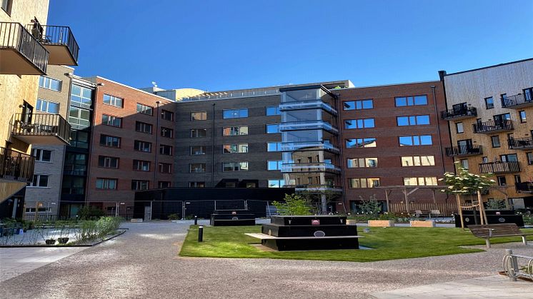 Vy över innergården på Öster Mälarstrands äldreboende där invigningen kommer att äga rum.