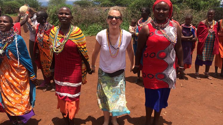 Die Hamburger Osteopathin Nina Zimmerling (M.) im Land der Massai am Amboseli- Nationalpark – Teil ihres zweiwöchigen Hilfseinsatzes in Kenia.