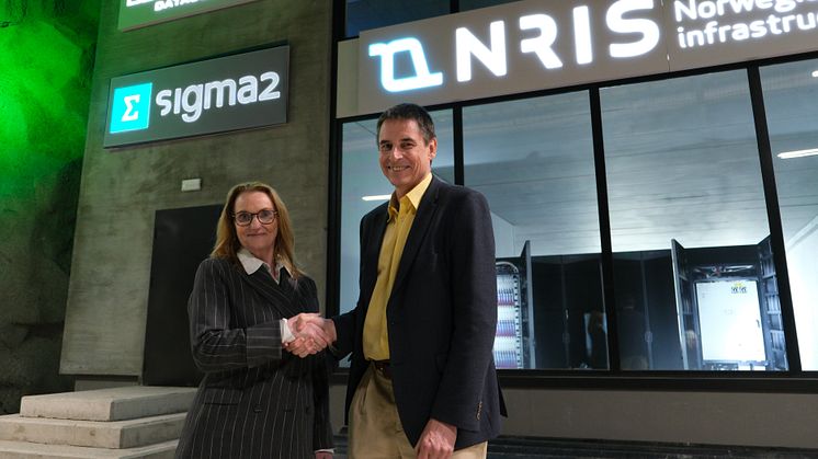 Nå er kontrakten signert. Kristin Ottestad, Salgsdirektør, Hewlett-Packard Norge og Gunnar Bøe, daglig leder i Sigma2 møttes tidligere denne uka i Lefdal Mine Datacenter. 