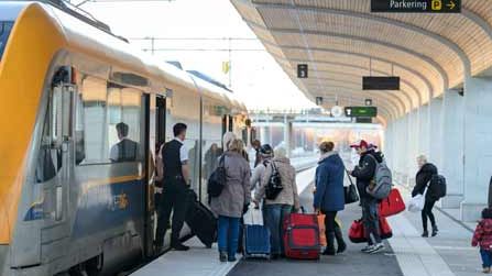 Bokstation är ett läsfrämjande projekt som ska få pendlare längs Botniabanan att läsa mer böcker. 